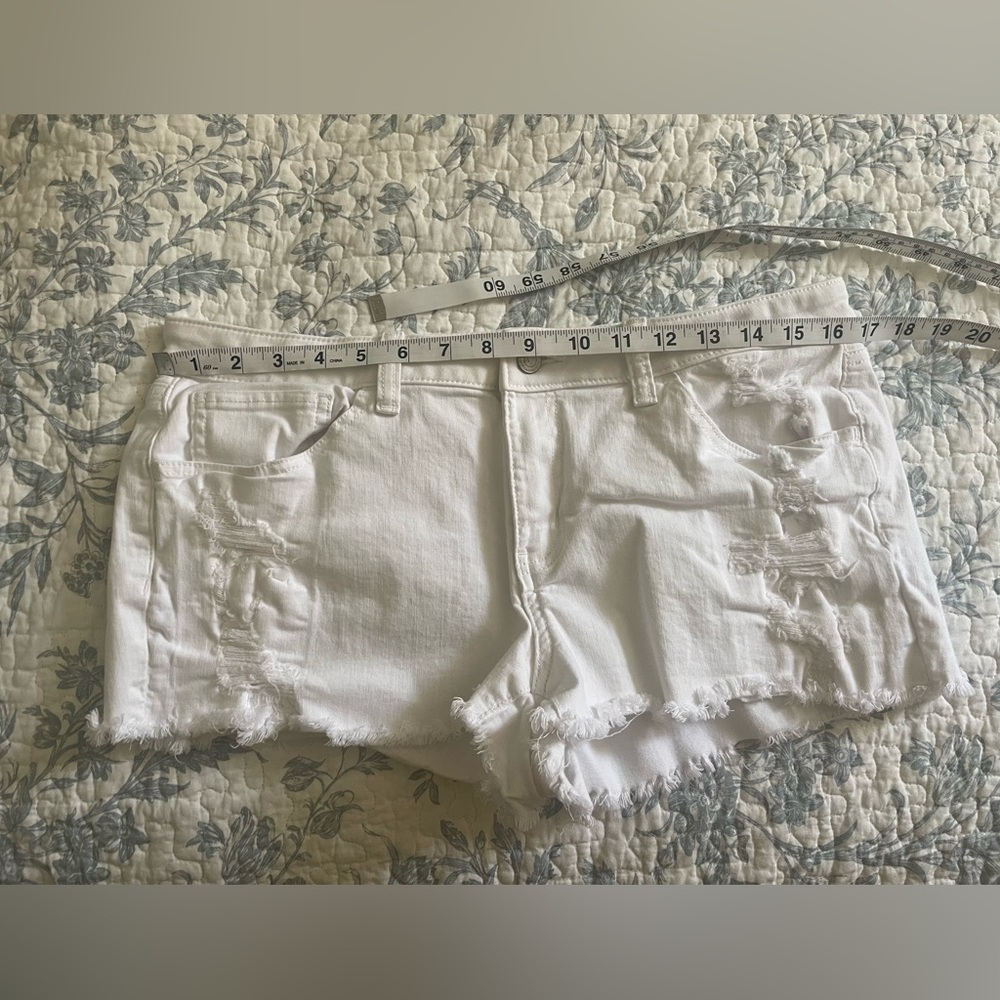 🔥 DEAL OF THE WEEK 🔥 White jean shorts distressed - Picture 3 of 6